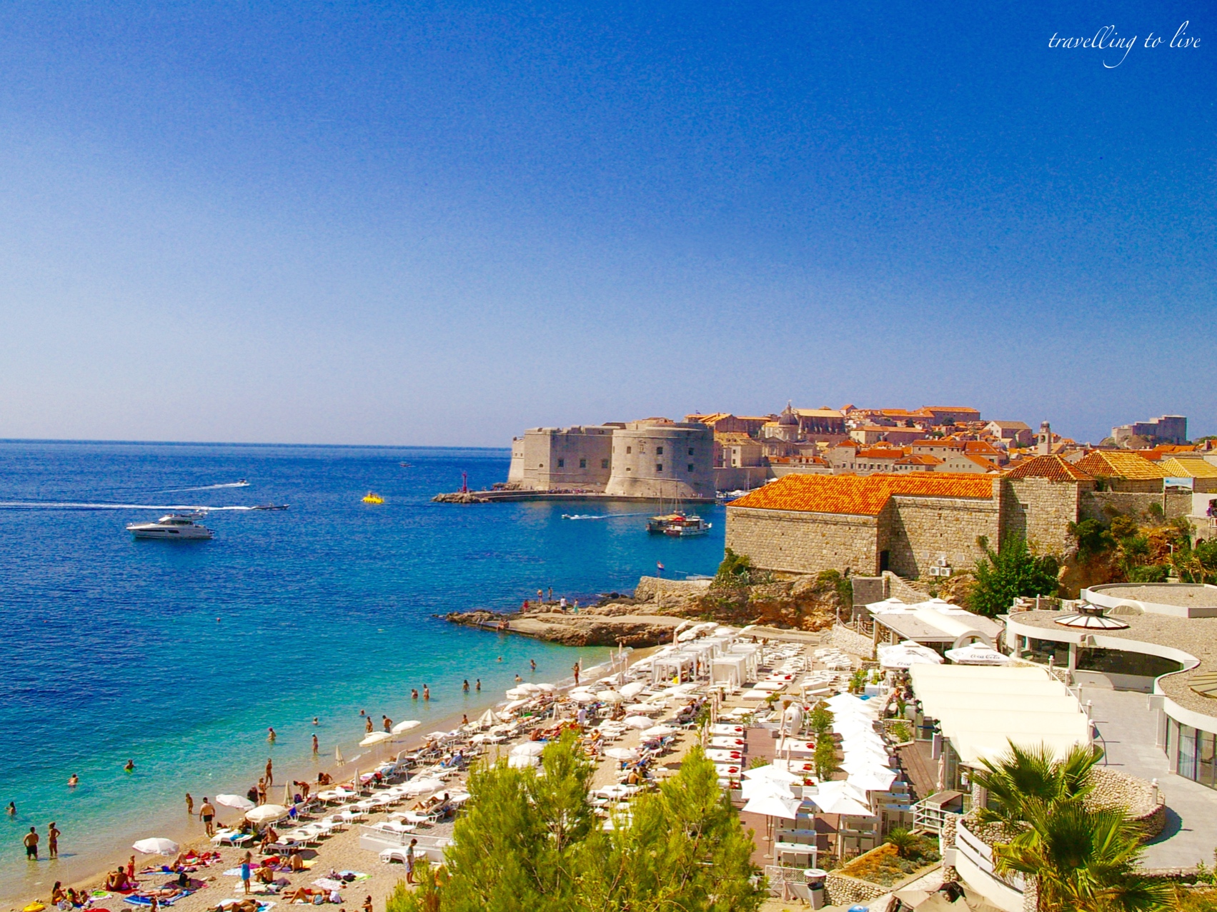 Vistas del casco antiguo de Dubrovnik desde una playa paradisíaca