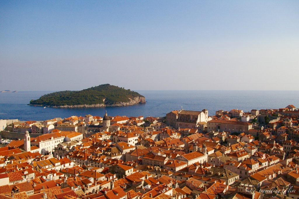 Vistas del casco antiguo de Dubrovnik desde las murallas