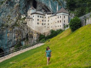 Vistas del Castillo Predjama en Eslovenia