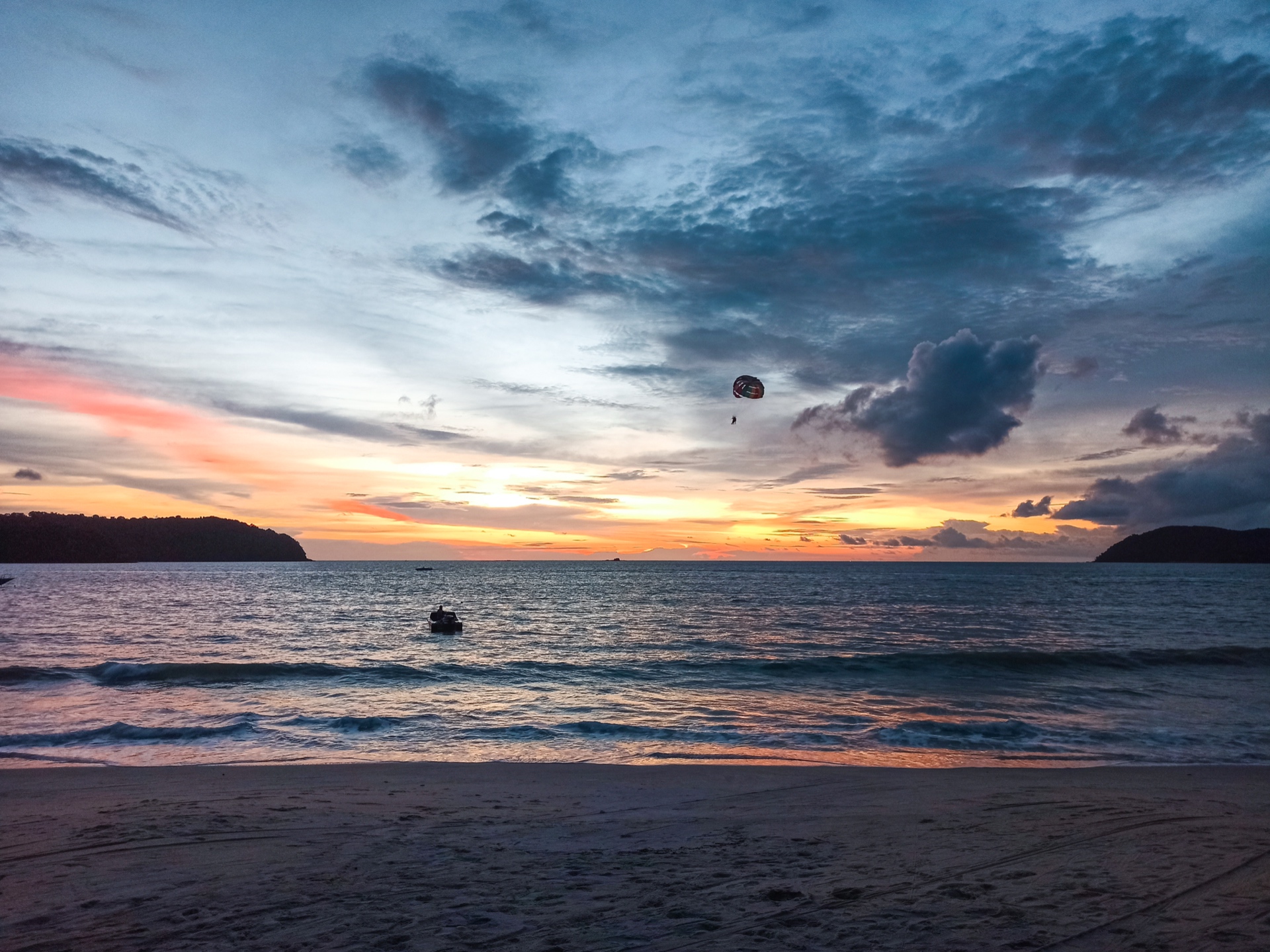 Atardecer en Cenang Beach en Langkawi, una isla preciosa en Malasia
