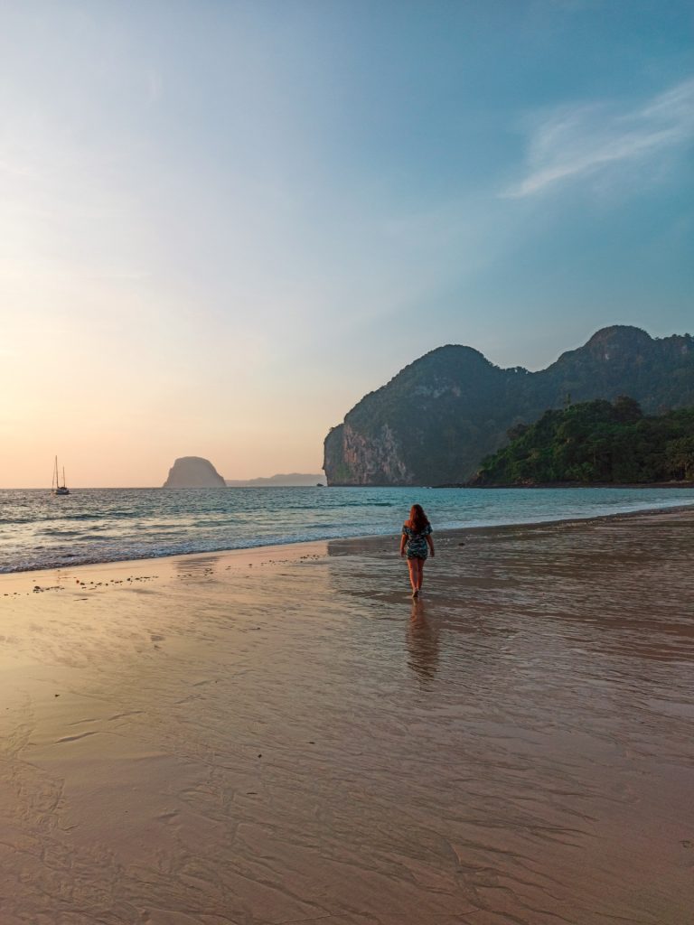 Atardecer en Charlie Beach, la playa más popular de Koh Mook