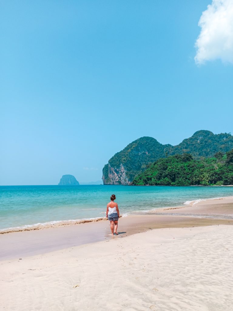 Charlie Beach, la playa más popular de Koh Mook