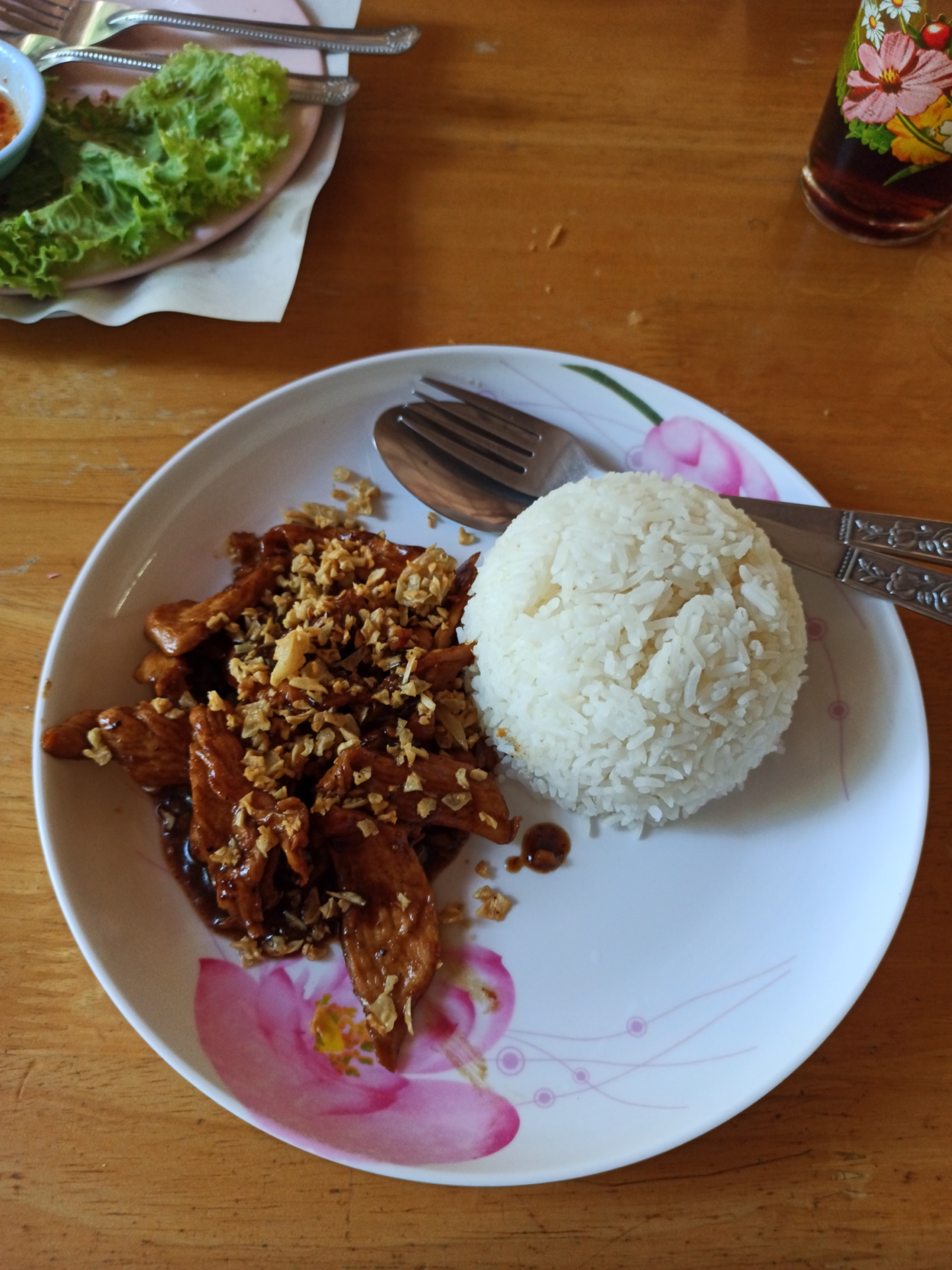 Garlic pepper chicken with rice en Tukta, Koh Tao