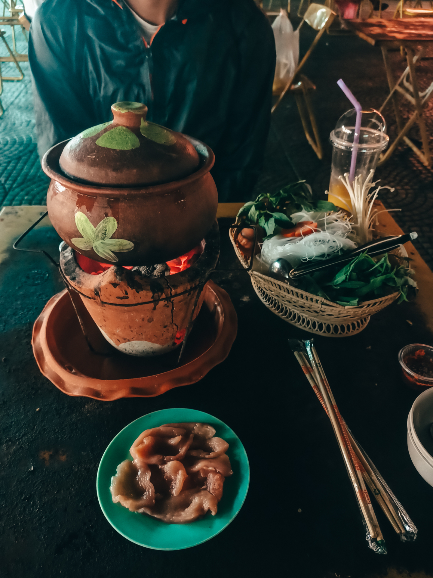 Cenando un "pot" en el Night Market de Chiang Rai