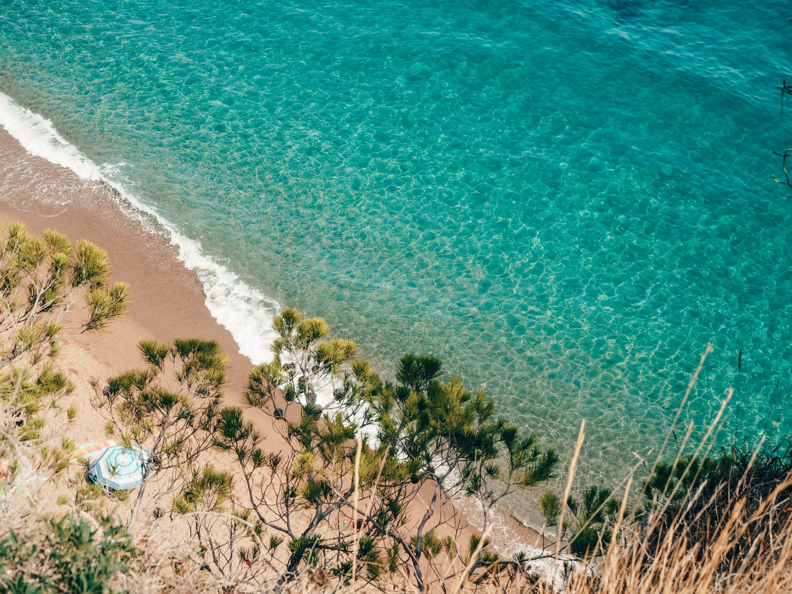Agua turquesa de la Playa Illa Roja en la Costa Brava