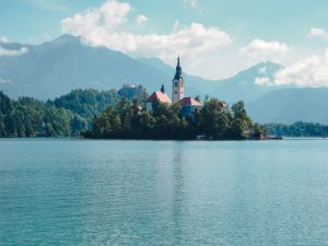 Imagen del Lago Bled con las montañas de fondo en Eslovenia
