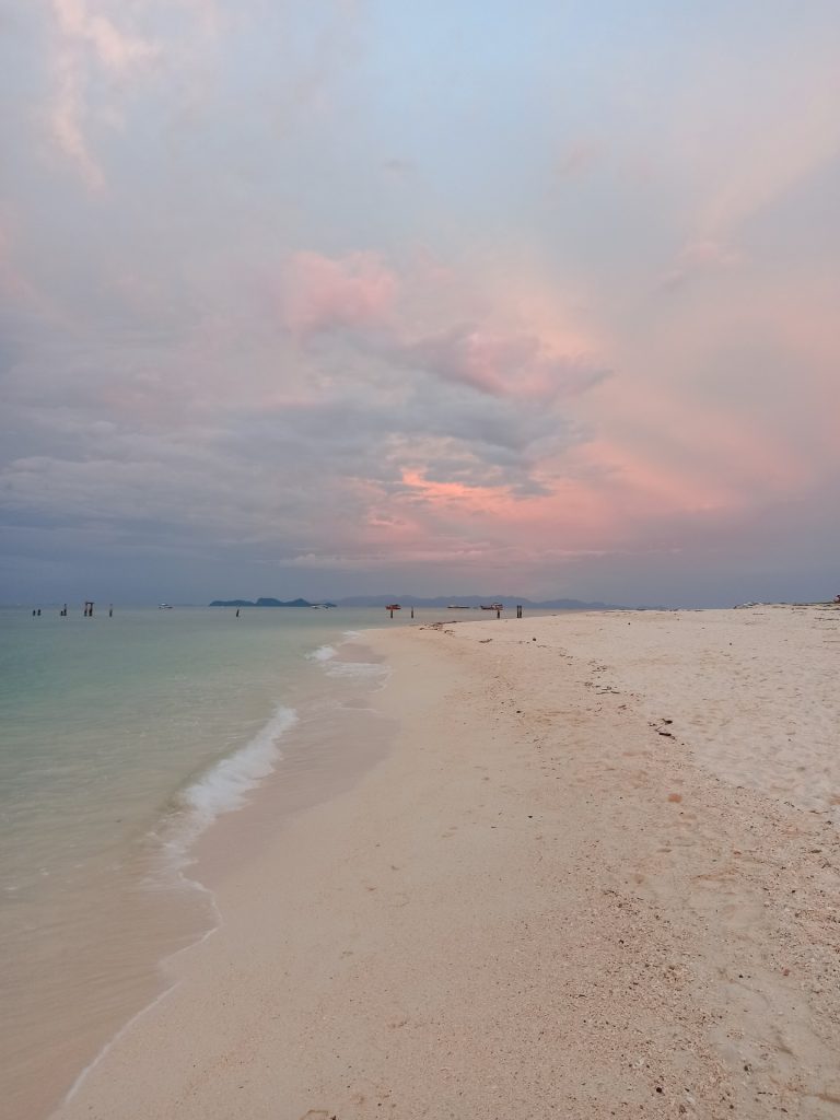 Atardecer en Sunrise Beach, la playa más popular de Koh Lipe
