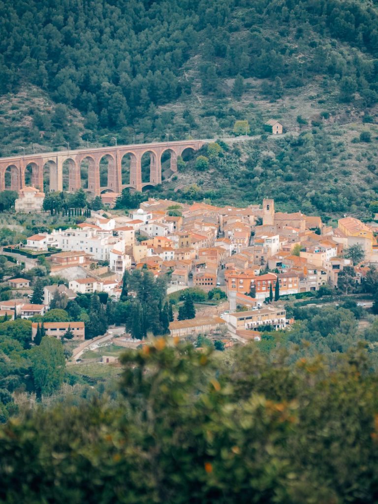 Vistas de los alrededores del Castillo Monasterio de Sant Miquel d’Escornalbou desde el Turó de Puigferrós