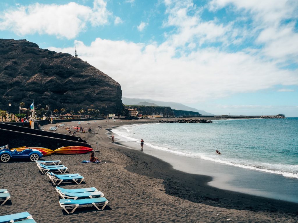 Playa de Tazacorte, la más popular de La Palma
