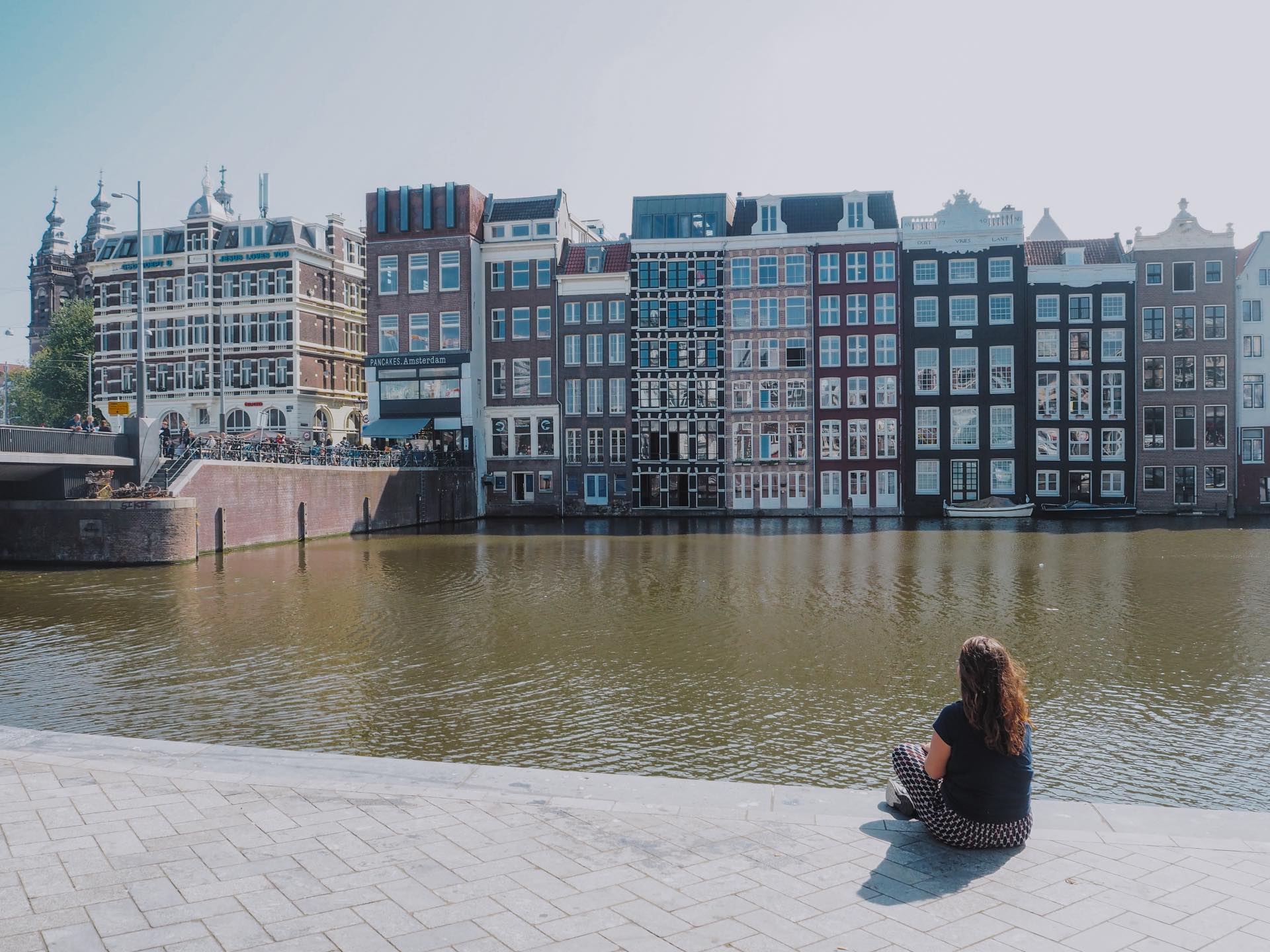 Damrak, un sitio imprescindible que ver en Ámsterdam