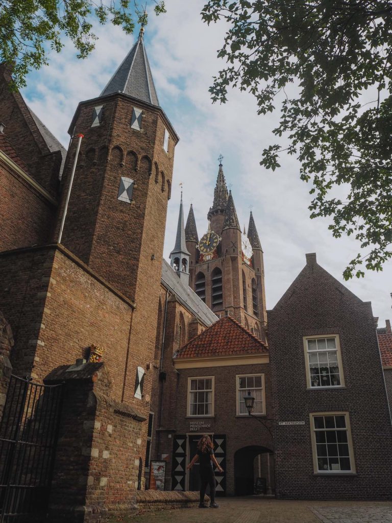 Vistas de la Iglesia Vieja desde el Stedelijk Museum Het Prinsenhof, en Delft