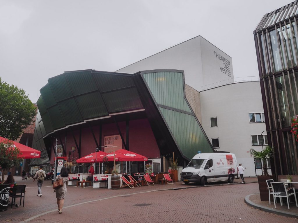 Theater de Veste, un edificio moderno que ver en Delft