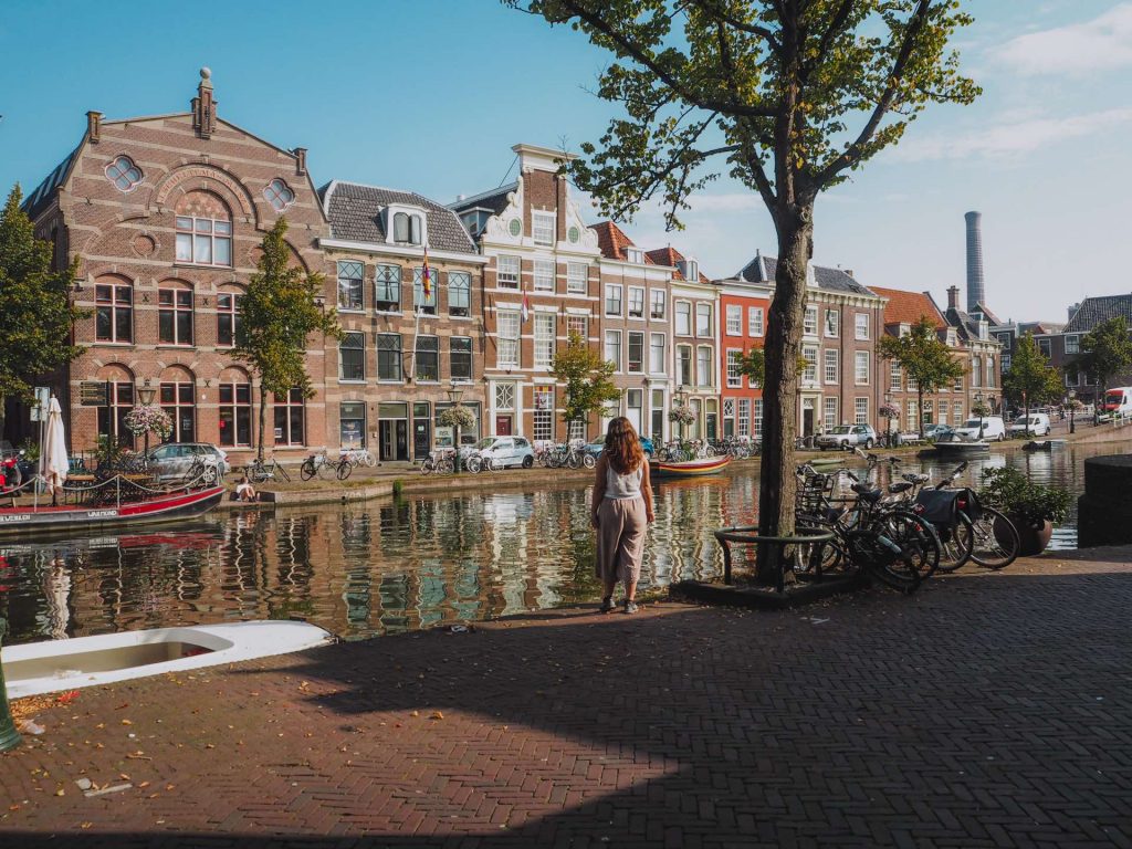 Oude Vest, uno de los canales que ver en Leiden