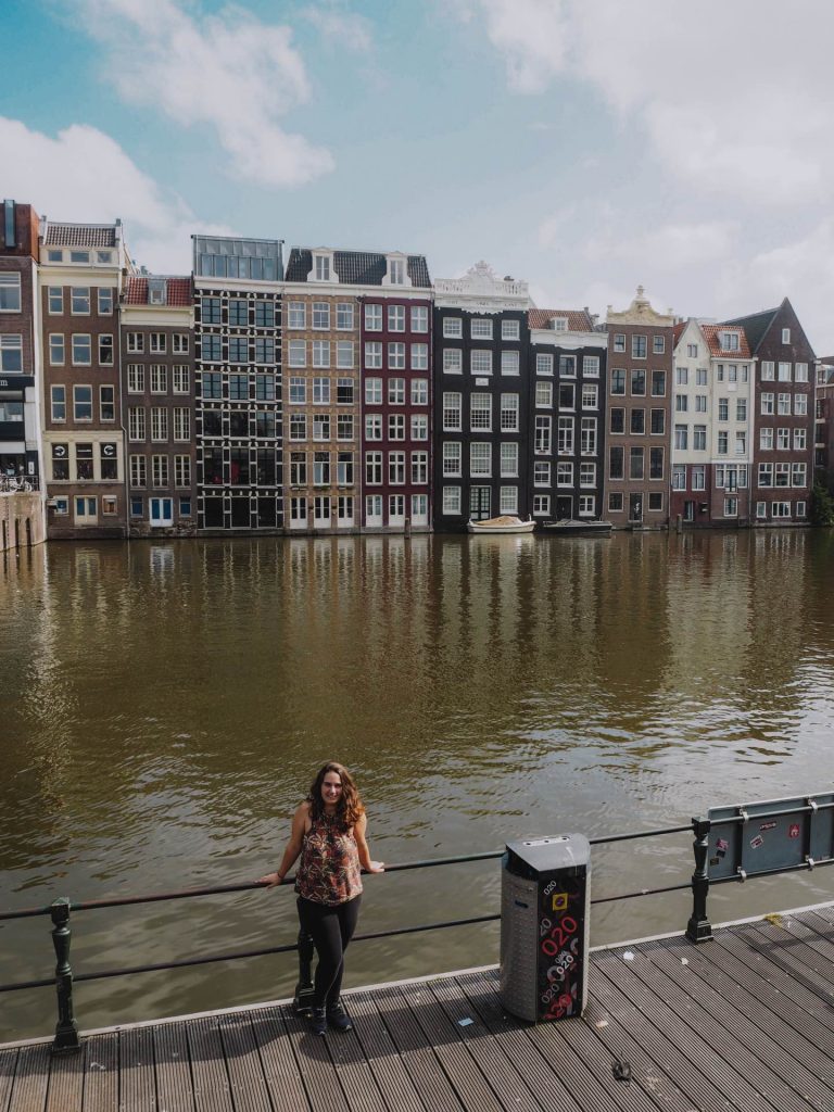 Damrak, un sitio imprescindible que ver en Ámsterdam