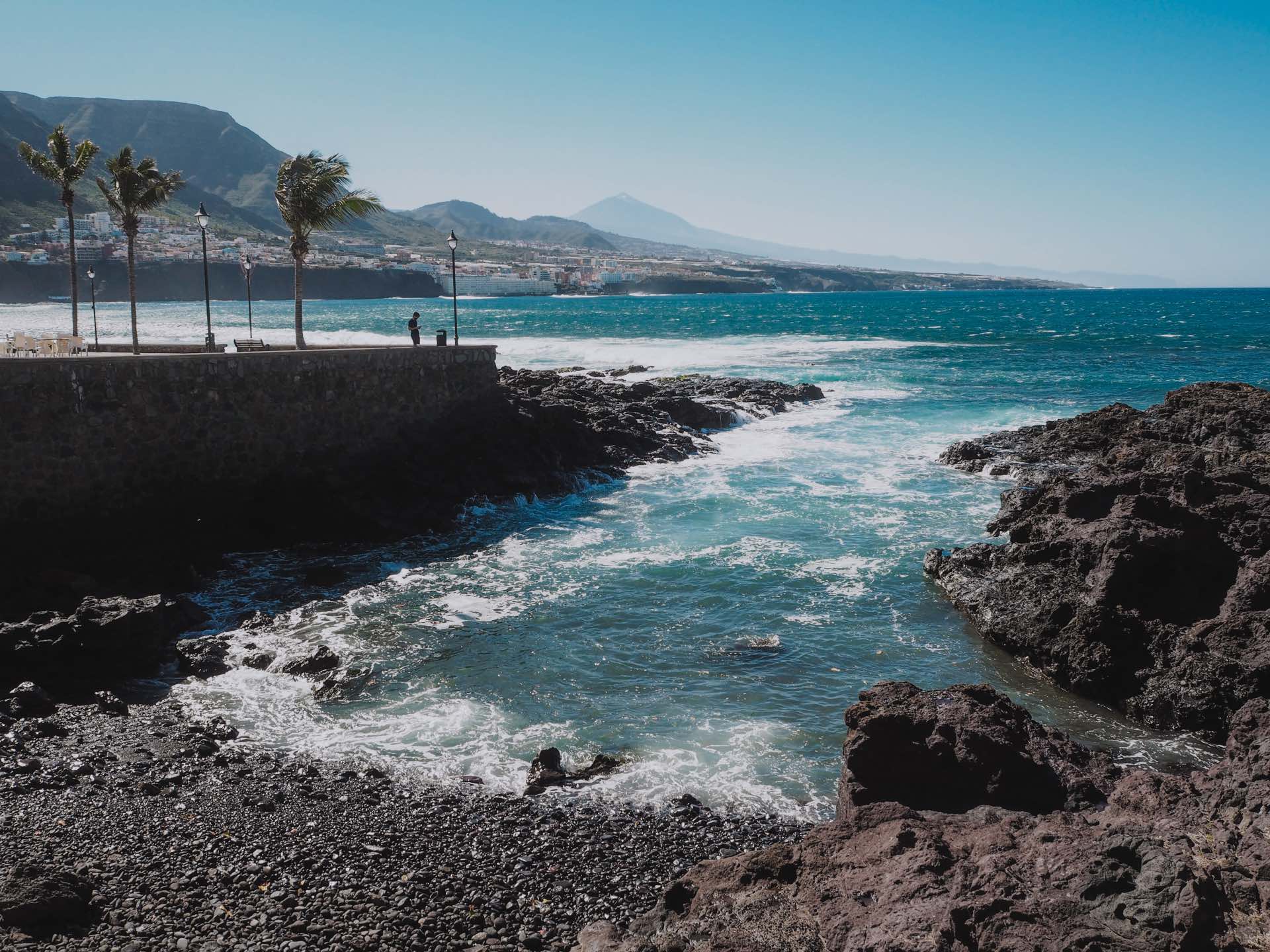 Alrededores de la Piscina Natural Punta del Hidalgo, uno de los mejores charcos donde bañarse en Tenerife