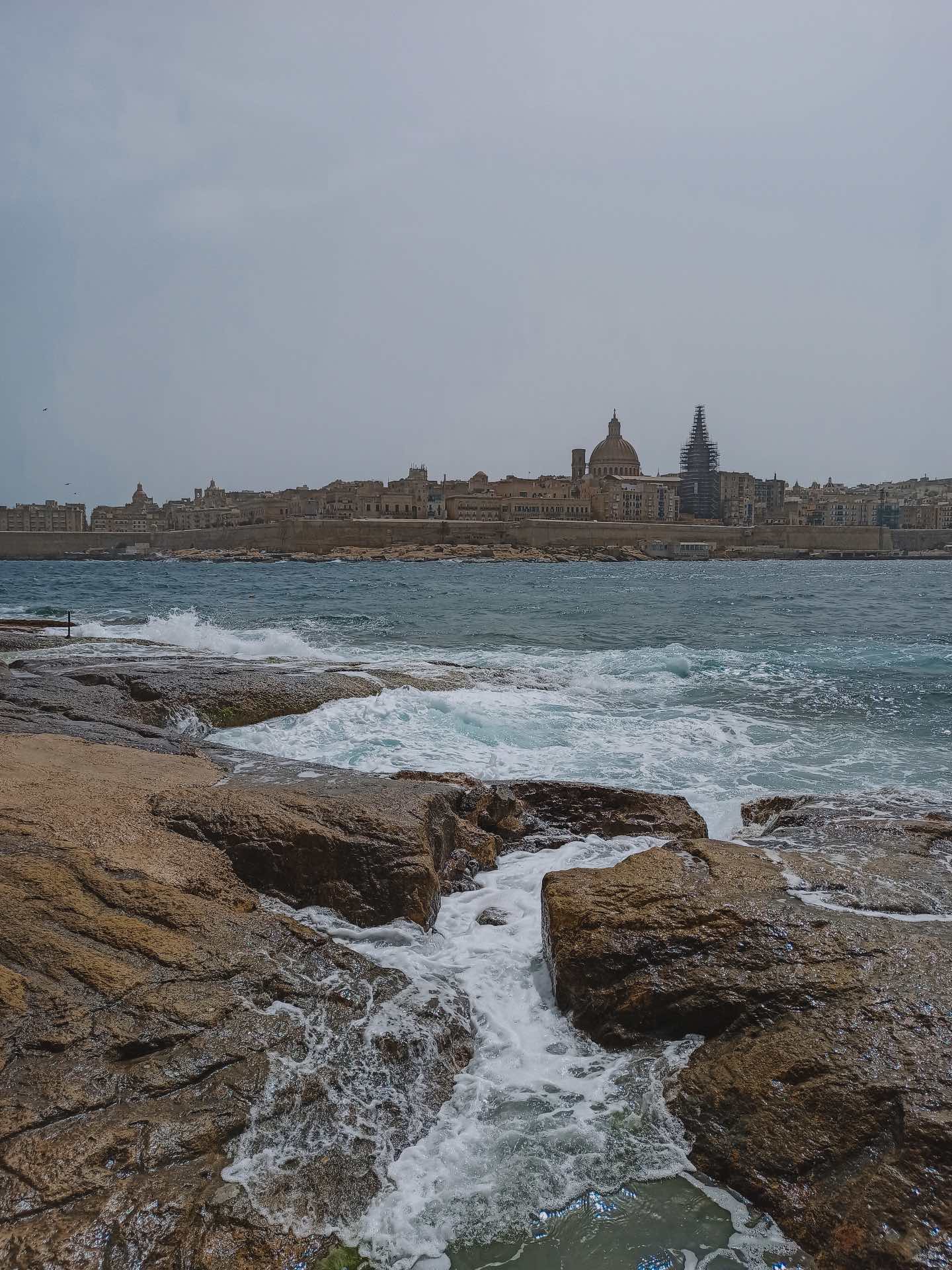 Vistas de la Basílica de Nuestra Señora del Monte Carmelo y la Procatedral de San Pablo en La Valletta desde Sliema