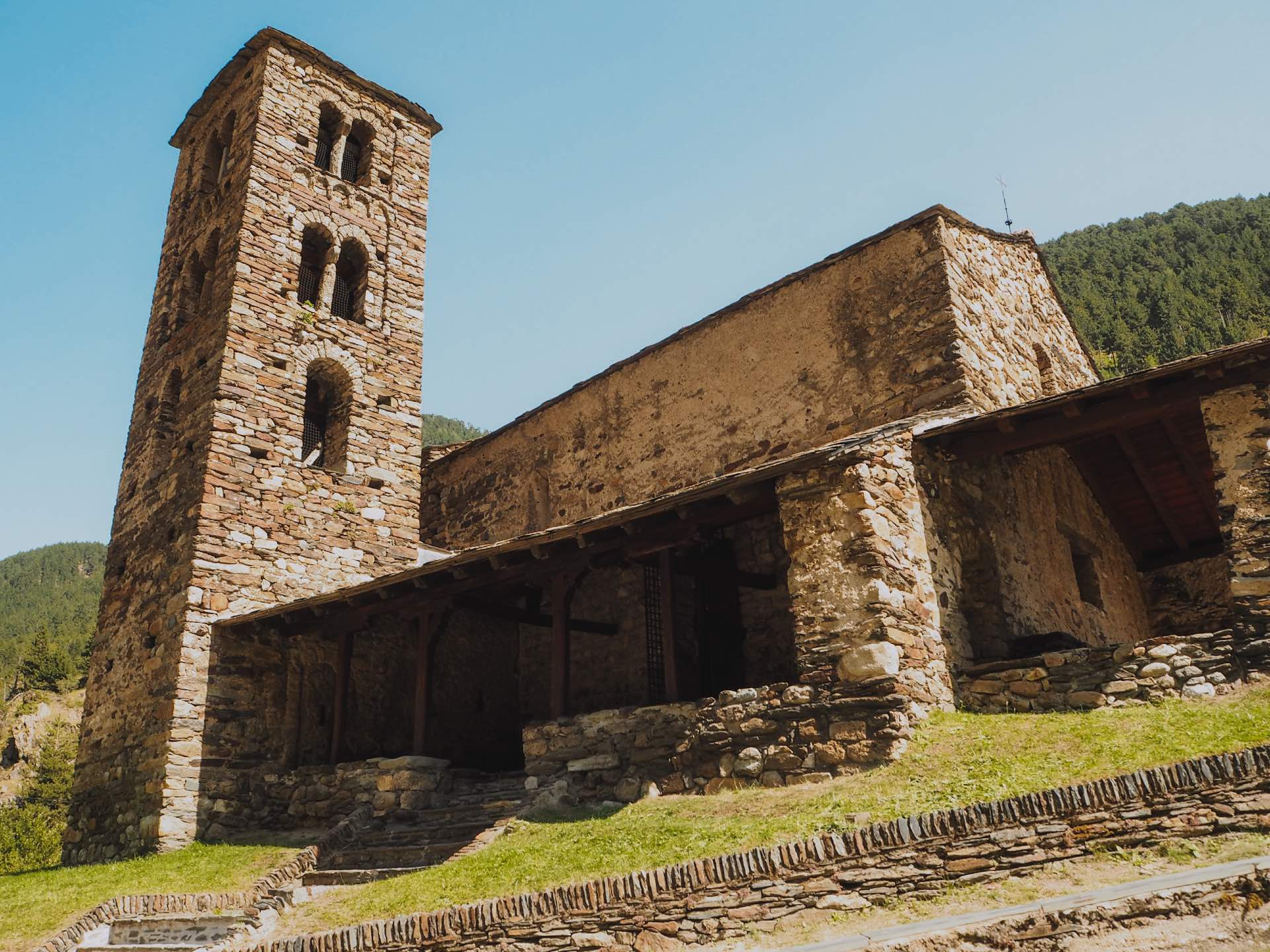Iglesia de Sant Joan de Caselles, una de las iglesias románicas más importantes de Andorra