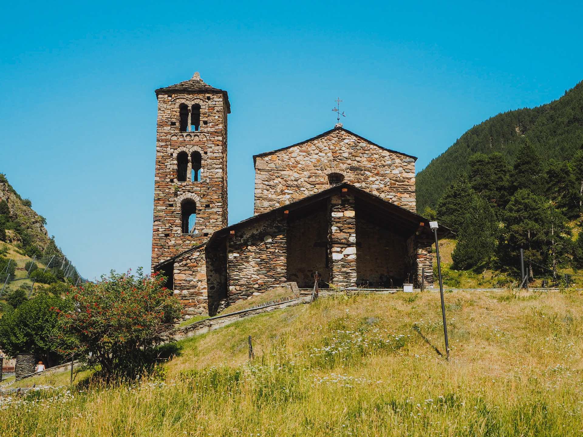 Iglesia de Sant Joan de Caselles, una de las iglesias románicas más importantes de Andorra