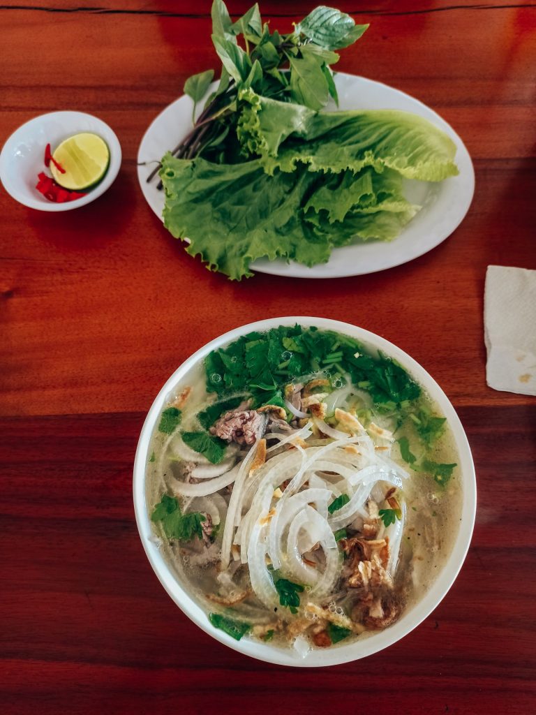 Probando comida típica vietnamita en Mui Ne