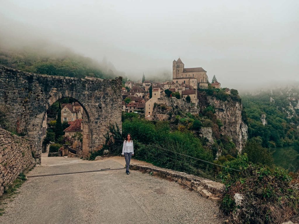 Entrada a Saint-Cirq-Lapopie rodeado de niebla, el pueblo más misterioso de Midi-Pyrénées