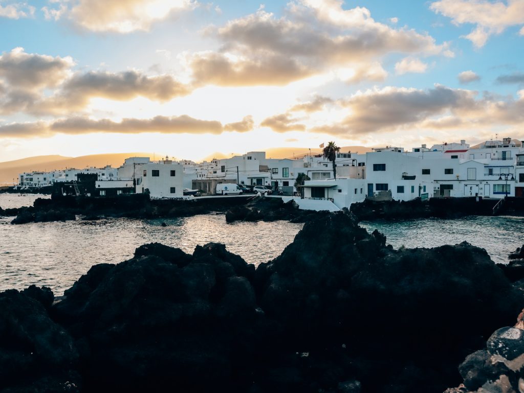 Paseo marítimo de Punta Mujeres, el pueblo con las mejores piscinas naturales de Lanzarote