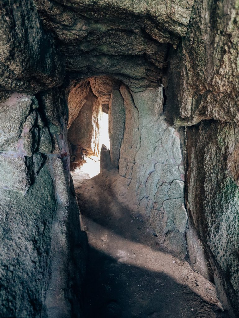 Túneles y cuevas, en el Camí de Ronda Platja d’Aro a Sant Antoni de Calonge