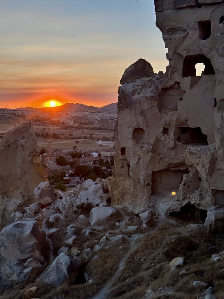 Atardecer mágico desde el castillo de Çavuçin, en Capadocia