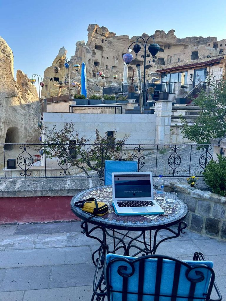 Trabajando con vistas en el Canela Cave Hotel en Çavuçin, Capadocia