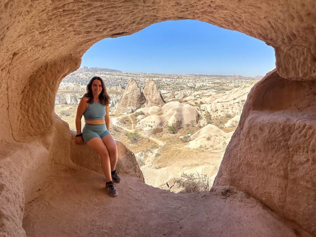 Vistas del Valle Rosa desde una bonita cueva en Capadocia