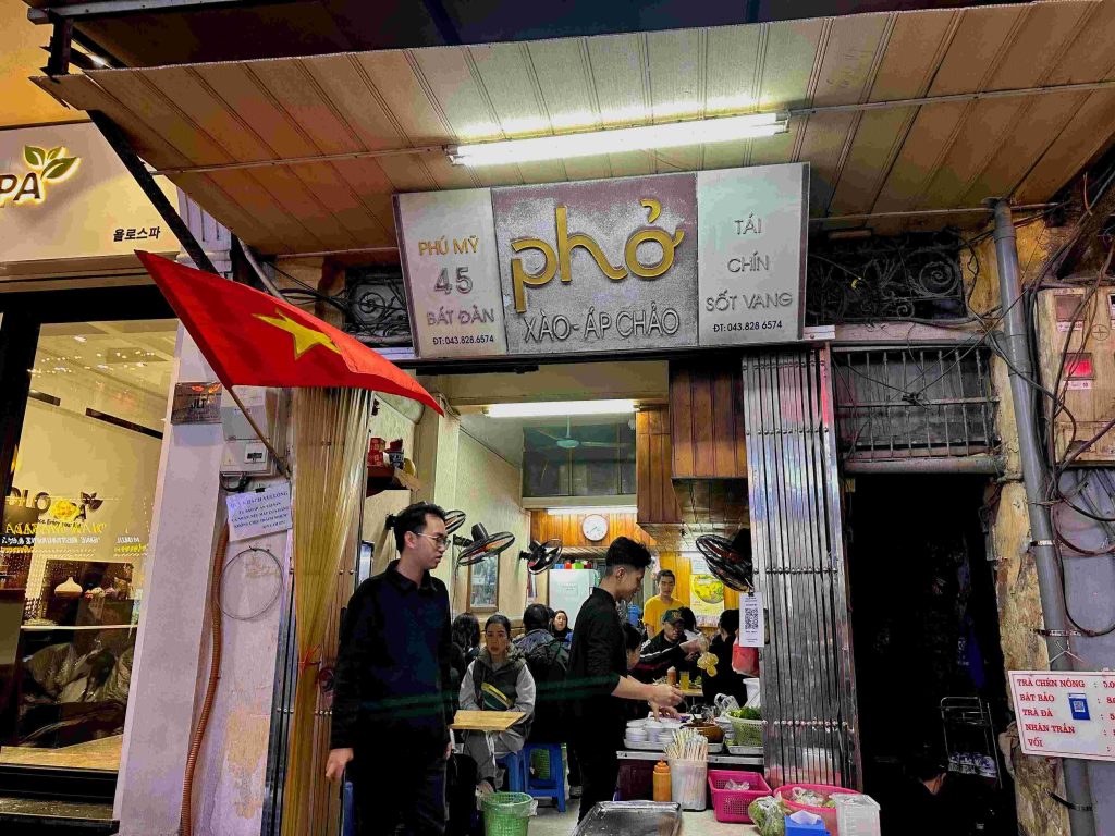 Phở Gia Truyền Bát Đàn, restaurante local en el centro de Hanoi de la Guía Michelin