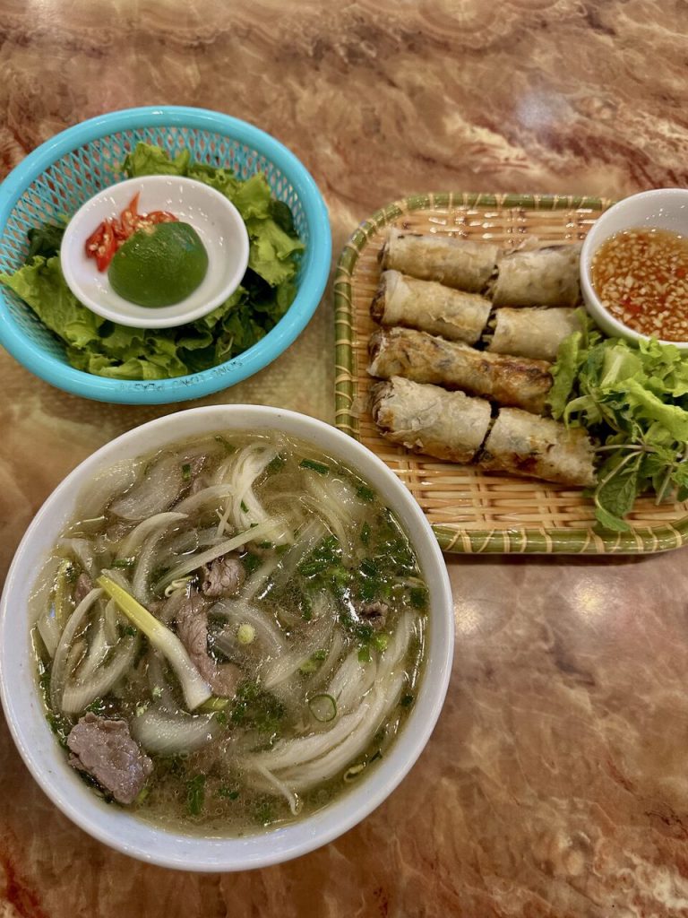 Yummy 2 Restaurant, el mejor sitio donde probar la comida local en Cat Ba